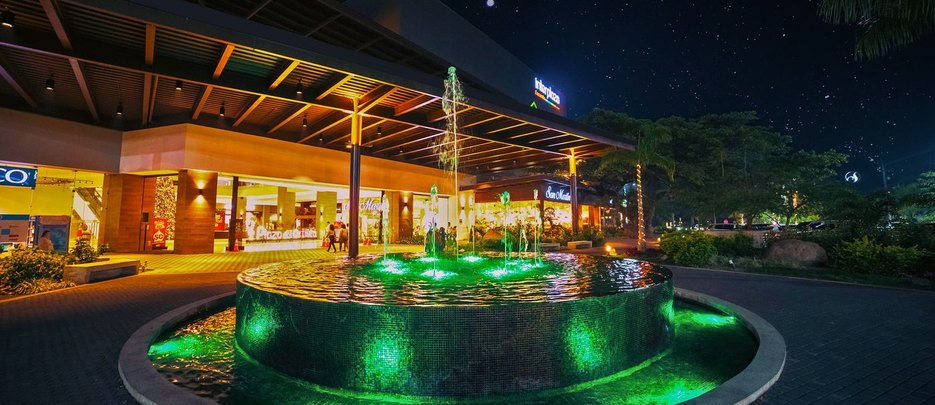 Fuente iluminada de Interplaza Escuintla